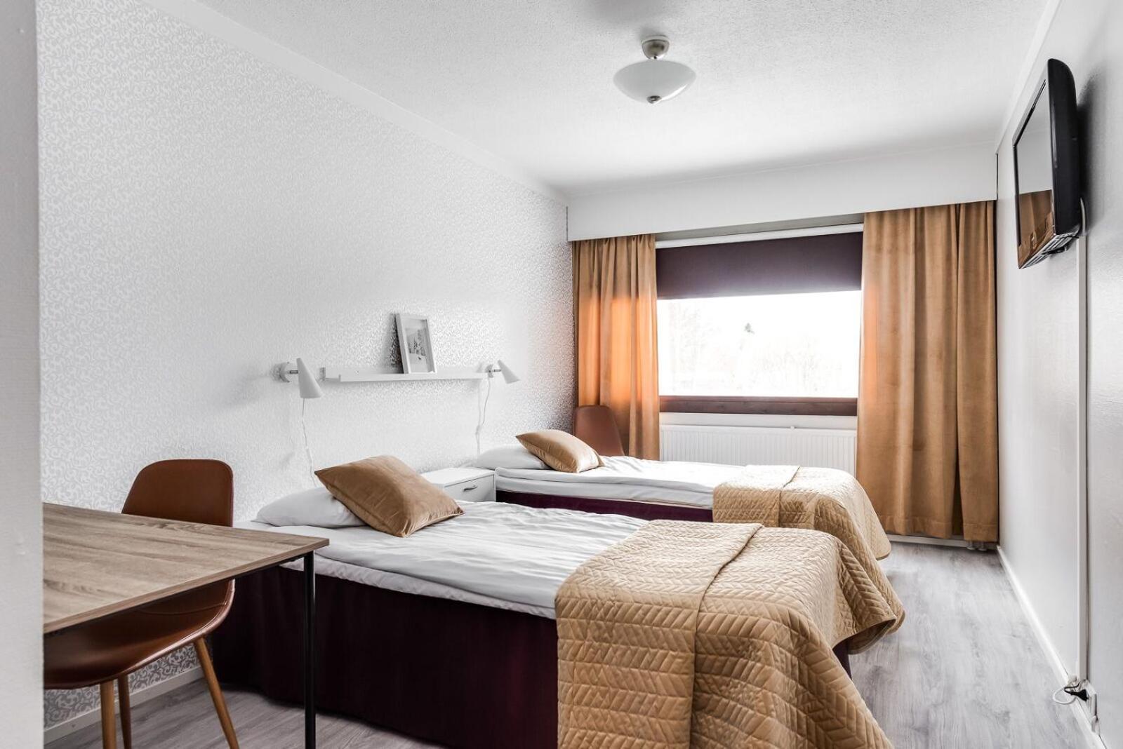 Hotel Kaeenpesae Ylivieska Buitenkant foto