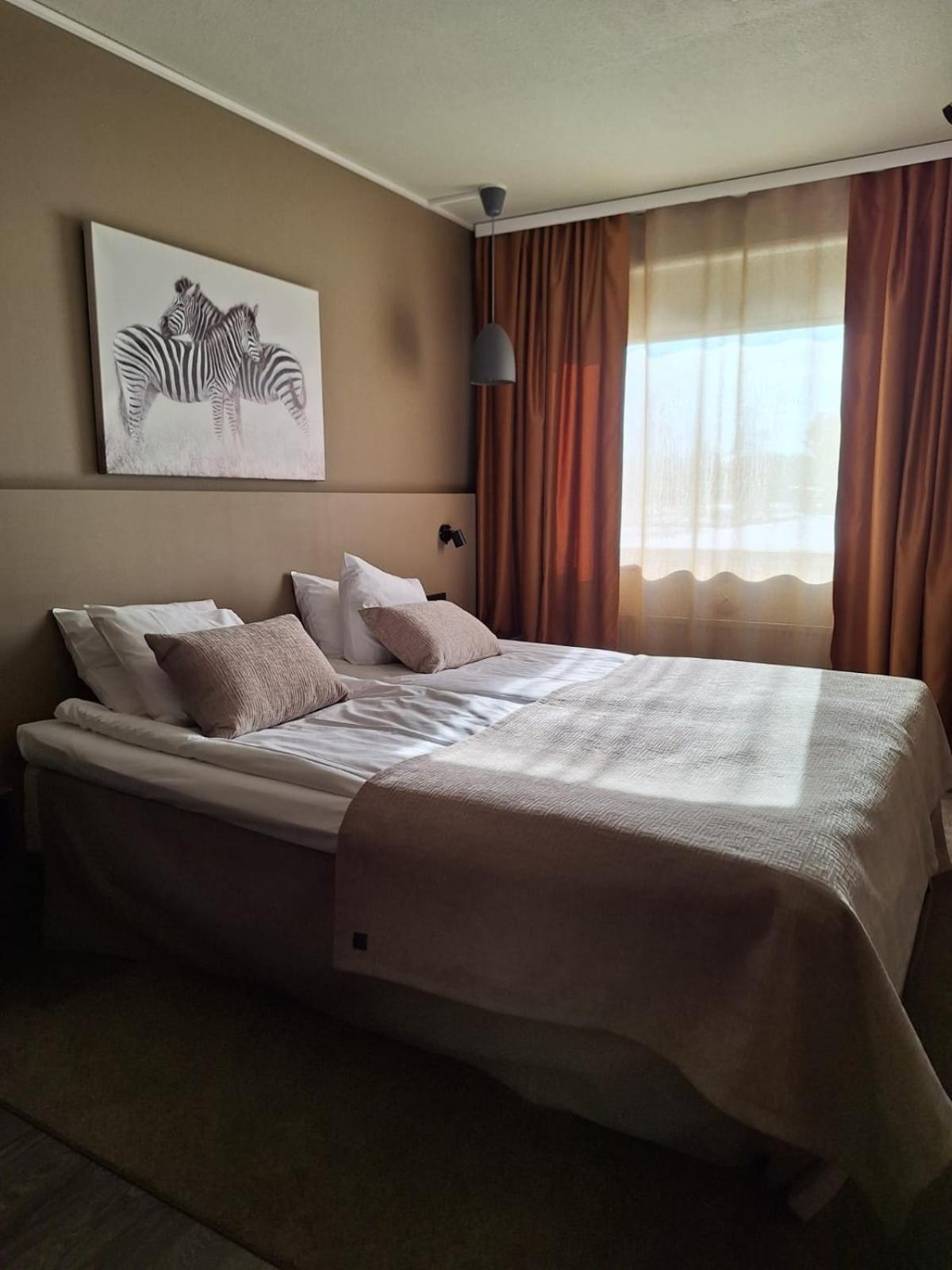 Hotel Kaeenpesae Ylivieska Buitenkant foto