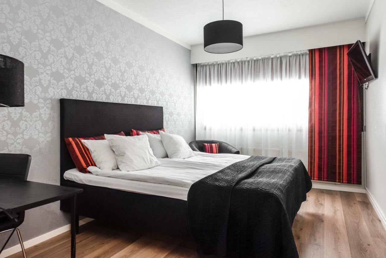 Hotel Kaeenpesae Ylivieska Buitenkant foto