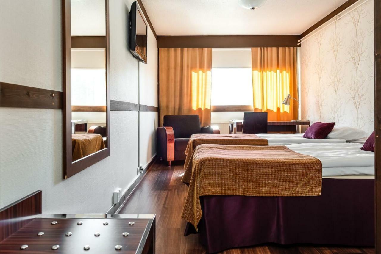 Hotel Kaeenpesae Ylivieska Buitenkant foto